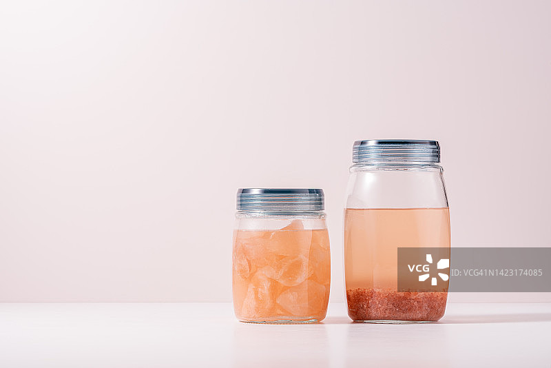 两玻璃罐粉红色喜马拉雅盐鳎目鱼水图片素材