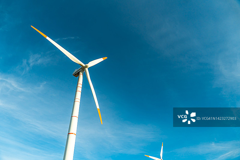 绿色能源上的风力涡轮机和风力涡轮机。替代能源和可再生能源。发电厂的发电和发电机。风电场和风，环保图片素材