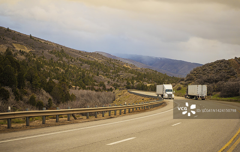 在美国犹他州的山上行驶的半卡车图片素材