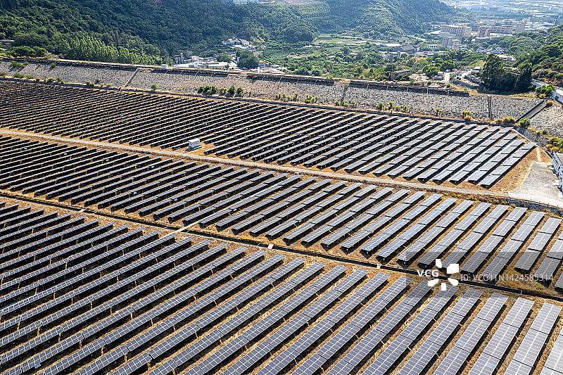 郊区的大型太阳能发电厂图片素材