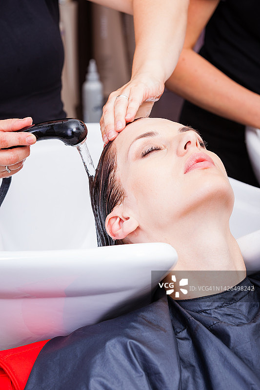 理发师为染后的妇女洗头发图片素材