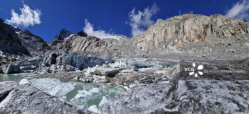 瑞士著名的“尼泊尔高速公路”沿线的Tiefengletscher冰口和冰川泻湖全景图，冰洞和冰自然拱门图片素材