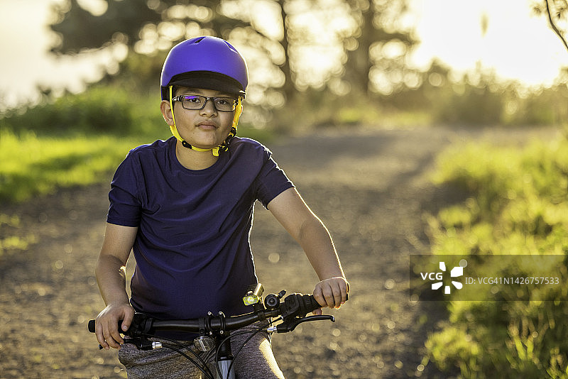山地自行车孩子肖像图片素材