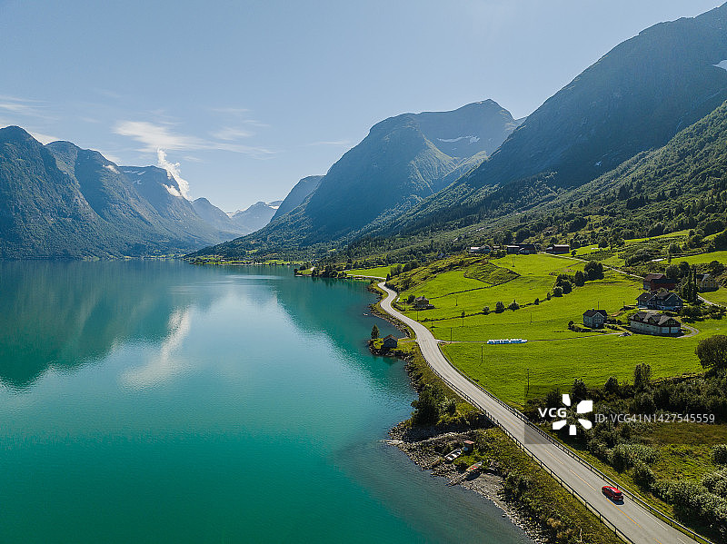 挪威绿松石湖附近公路上的汽车鸟瞰图图片素材