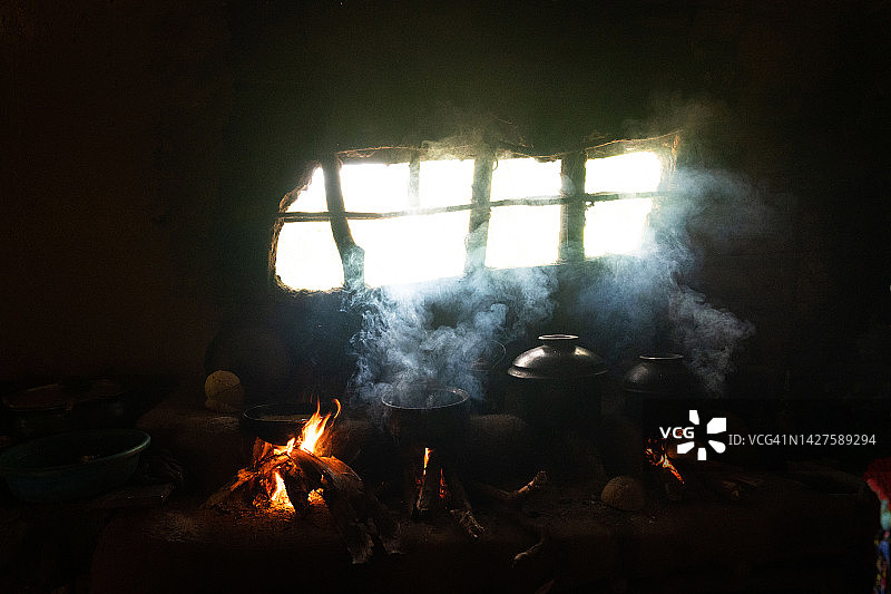 传统的Sirinka房屋，潮湿的厨房。斯里兰卡中北部省图片素材