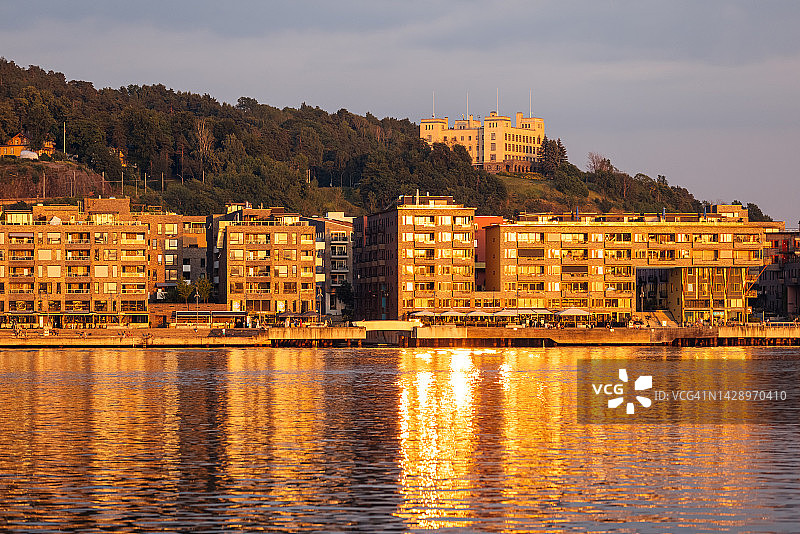阳光反射在奥斯陆峡湾的住宅建筑上，奥斯陆，挪威图片素材