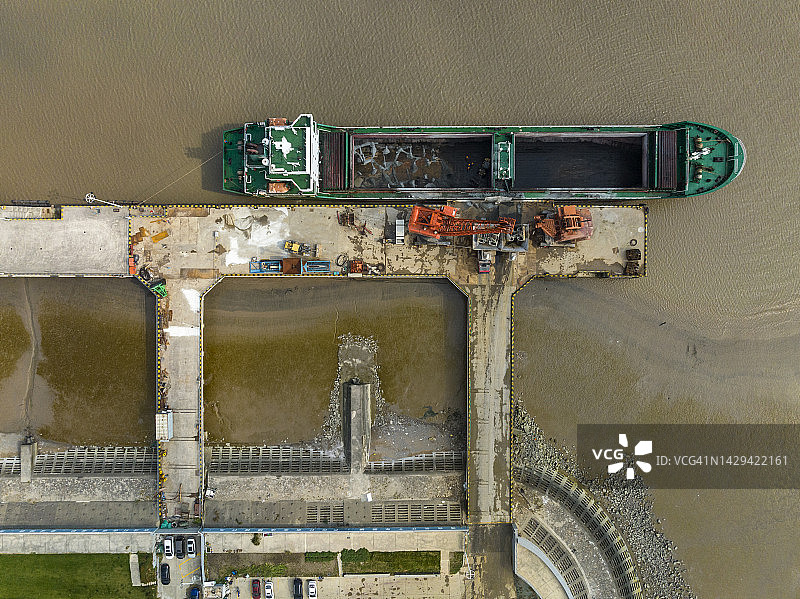航拍工业船停泊在装煤码头，装煤设施。图片素材