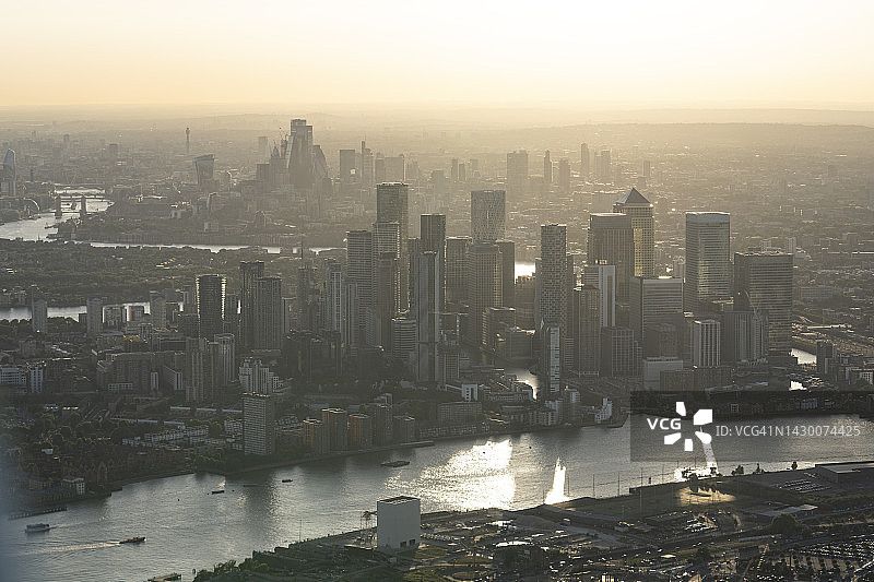 从英国伦敦上空鸟瞰日落时分的狗岛天际线图片素材