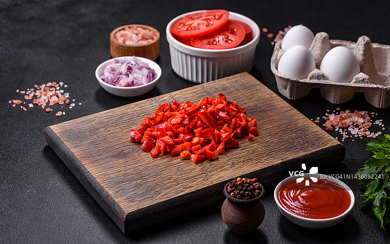 制作shakshuka的食材，配番茄酱、香料和香草的煎蛋图片素材