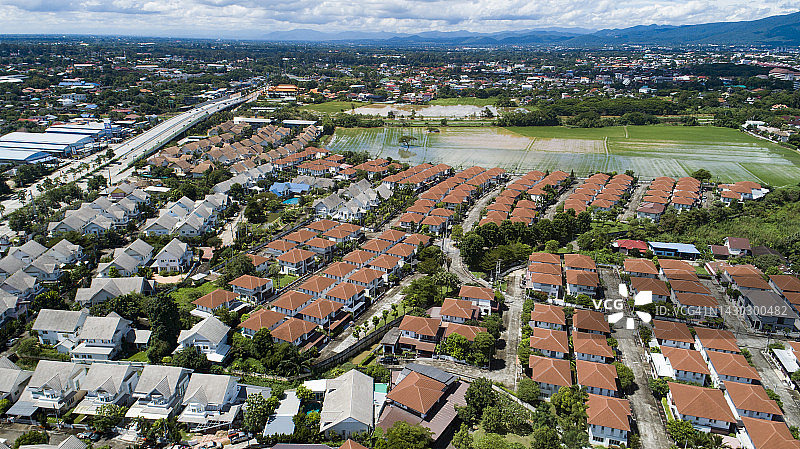 无人机鸟瞰城市环境中居民点住宅的棕色屋顶。图片素材