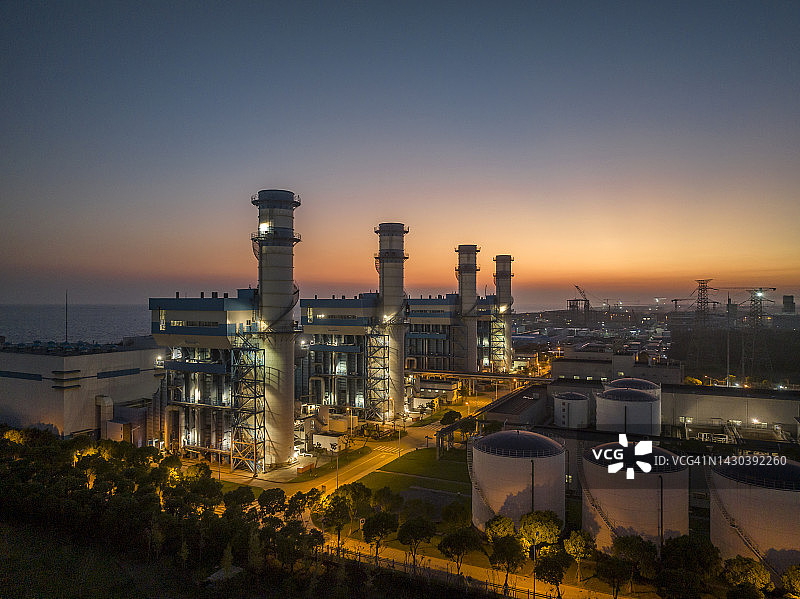 日落时的天然气发电厂鸟瞰图图片素材