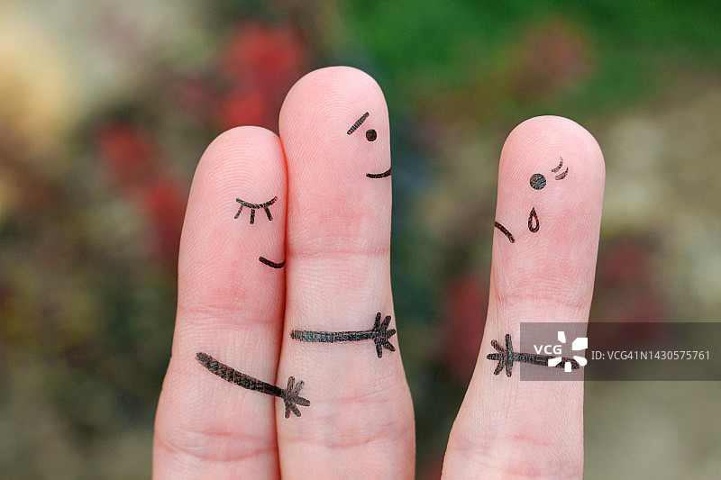 手指是一对幸福夫妇的艺术。一个男人爱上了另一个女人。单相思的概念。图片素材