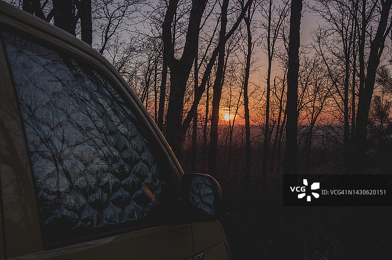 以日落为背景的露营车图片素材