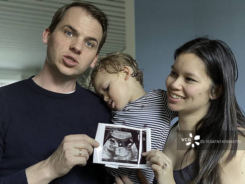 幸福的孕妇家庭图片素材