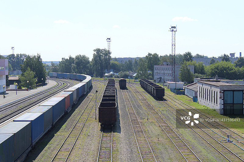 夏季火车站有铁轨和货车。从上面看。图片素材