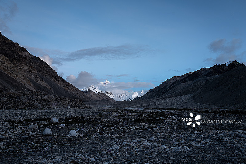 西藏阿里珠穆朗玛峰贫瘠的土地图片素材