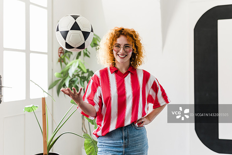 身穿运动衫的女球迷肖像，在世界锦标赛上为她的国家队欢呼图片素材