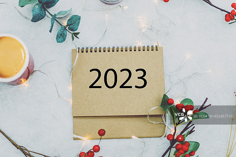 2023日历与圣诞项目顶部视图图片素材