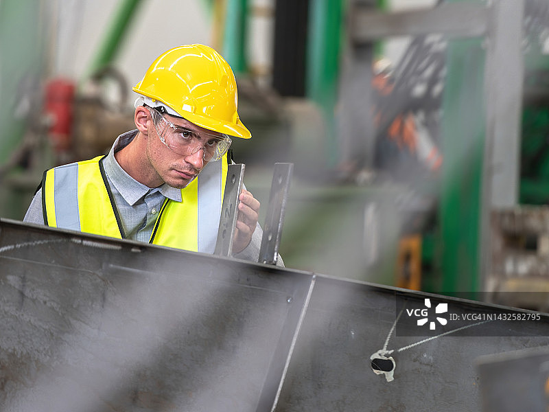 男性质量工程师在制造商工厂检查焊缝钢。图片素材