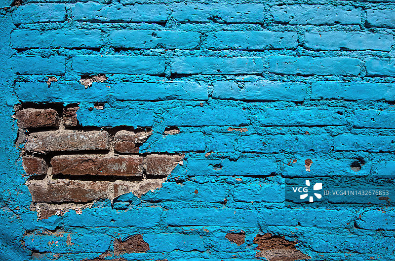 砖和水泥砂浆墙，明亮的浅蓝色剥落油漆图片素材