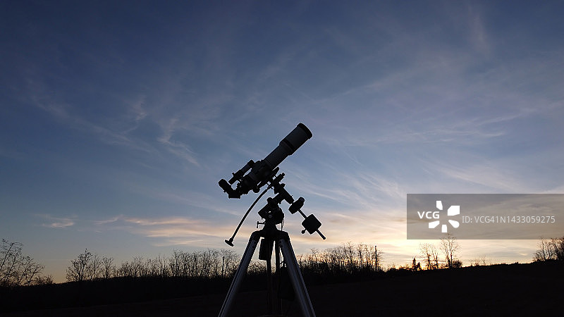 用于观察空间和天文物体的望远镜的轮廓。图片素材