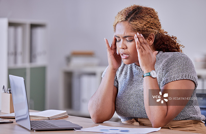 头痛、精疲力竭和压力，工作在404电脑上的商业女性或企业家，焦虑和办公室笔记本电脑的技术故障。公司雇员是在办公桌前有心理健康问题的悲伤员工。图片素材