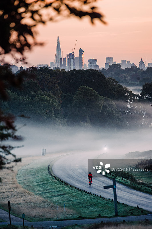 伦敦公园里雾蒙蒙的秋日日出图片素材