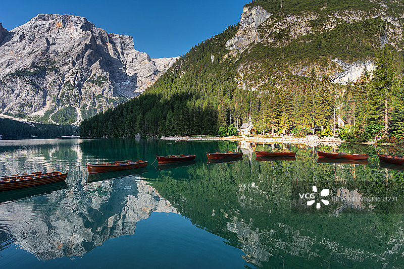 令人惊叹的日出的Lago di Braies (Pragser Wildsee)和木船，这是意大利Dolomites山脉南泰罗尔最美丽的湖之一。受欢迎的旅游景点。图片素材