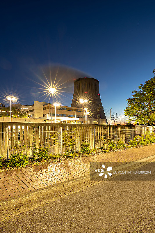 蓝色时刻的核电站冷却塔(艾姆斯兰-下萨克森州，德国)图片素材