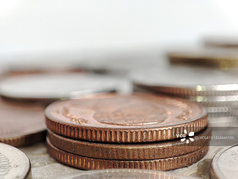 金属硬币垂直排列的特写照片传达为退休生活存钱的信息图片素材