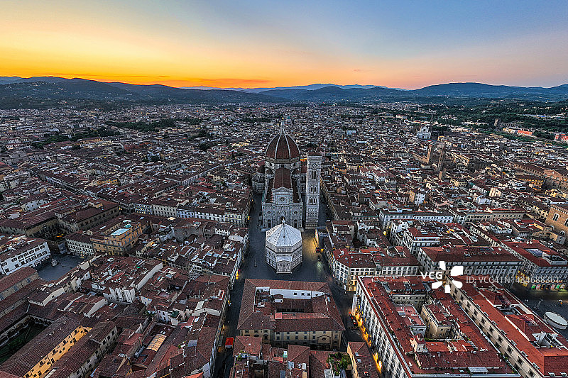 意大利佛罗伦萨大教堂广场的鸟瞰图。圣玛丽亚大教堂，日出时分著名的佛罗伦萨大教堂。图片素材