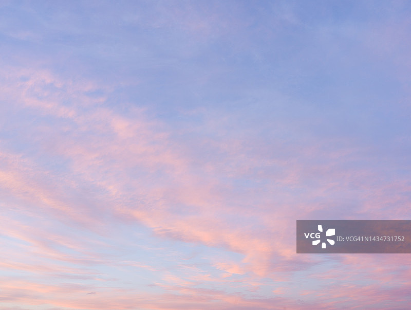 日落时粉红色蓬松的云朵图片素材