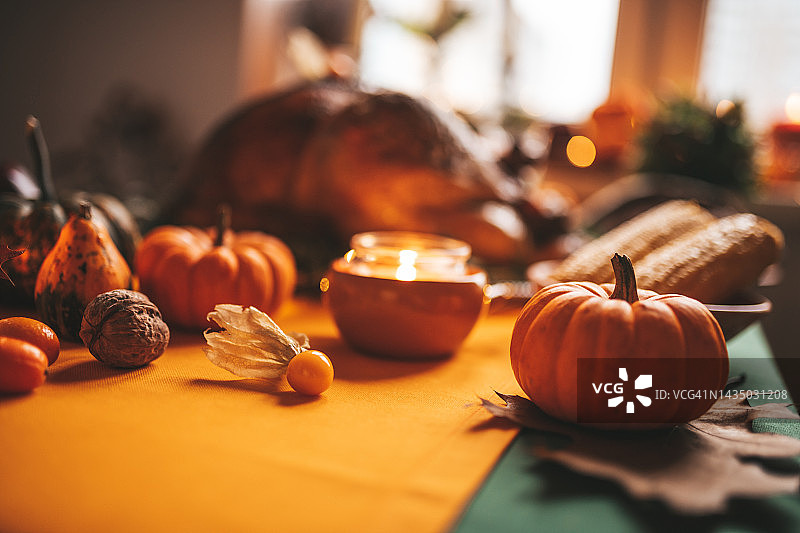 感恩节餐桌上的秋季装饰和南瓜图片素材
