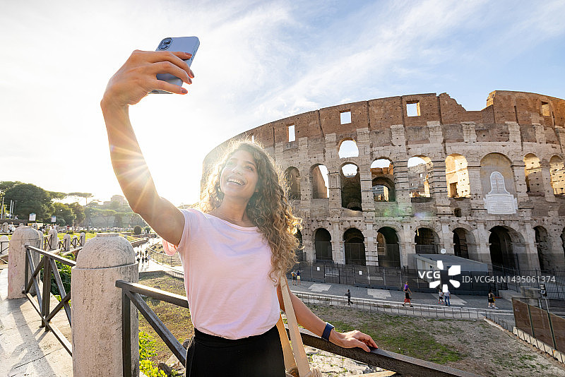快乐的游客在罗马与大剧场自拍图片素材