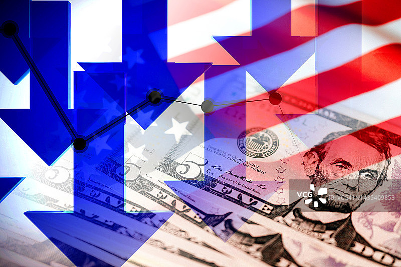经济图表:蓝色向下箭头，现金美元纸币和美国国旗图片素材