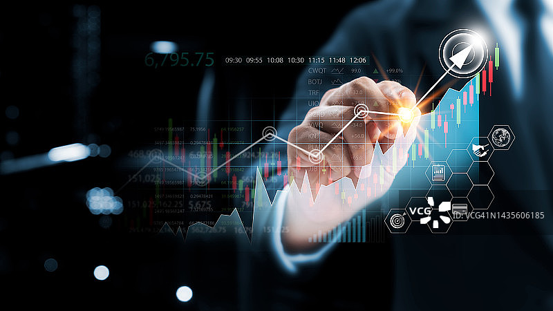 商人触摸虚拟屏幕与数据统计指数图、股票市场数据与股票交易所概念图、股票市场财务分析图。图片素材