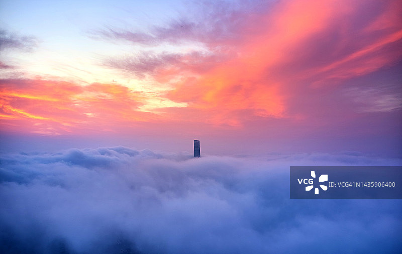 日出浓雾中的摩天大楼，上海，中国图片素材