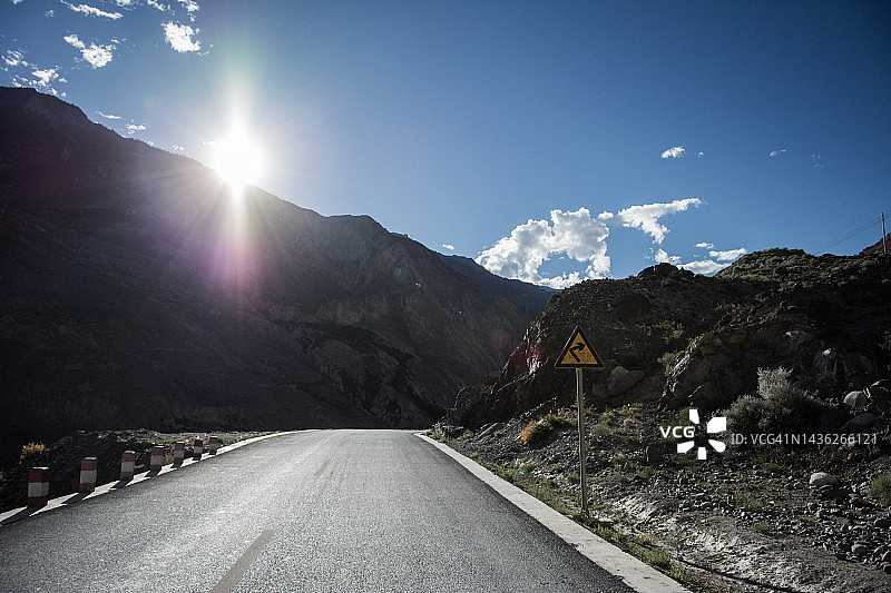 在西藏阿里高原的悬崖上修建了一条快速通道图片素材