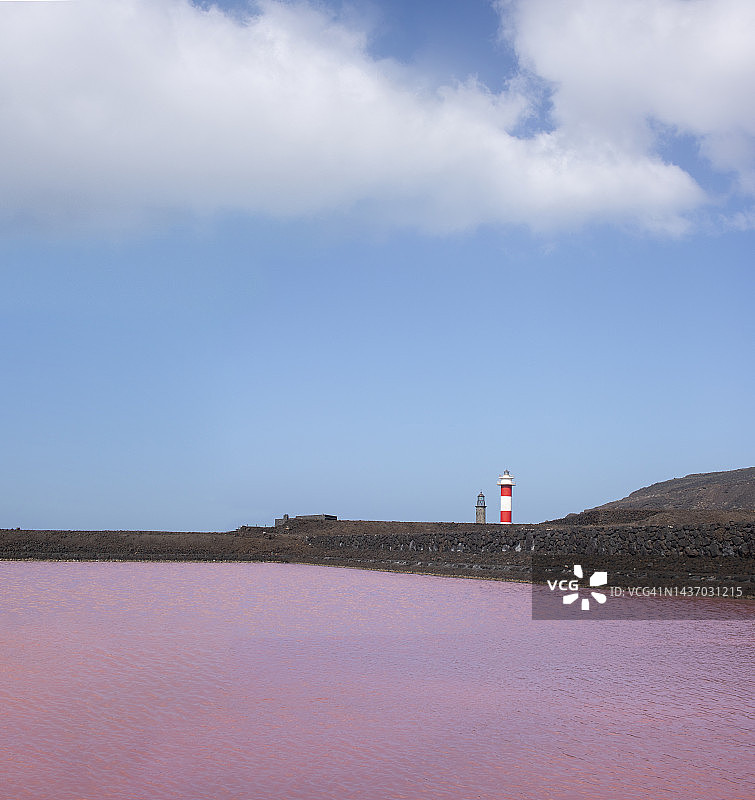 红池，在蓬塔德富恩卡连特的拉斯萨利纳斯德富恩卡连特，和灯塔在岛的南端，拉帕尔马，加那利群岛，西班牙图片素材