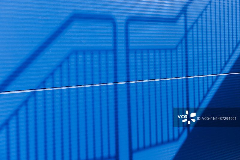 楼梯的影子映在蓝色的墙上图片素材