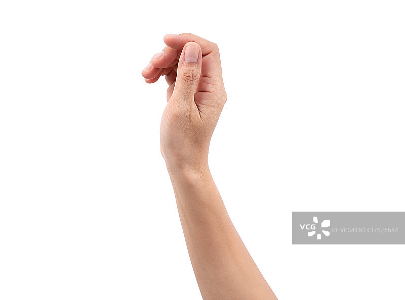 女性手握一张虚拟卡片，手指放在白色背景上图片素材