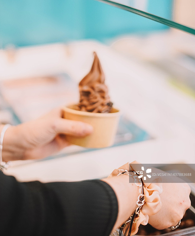 巧克力酸奶冰淇淋加糖浆图片素材