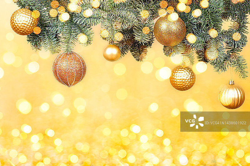 喜庆的圣诞贺卡。圣诞树花环，圣诞球和金色bokeh。圣诞节背景与自由空间的文字图片素材