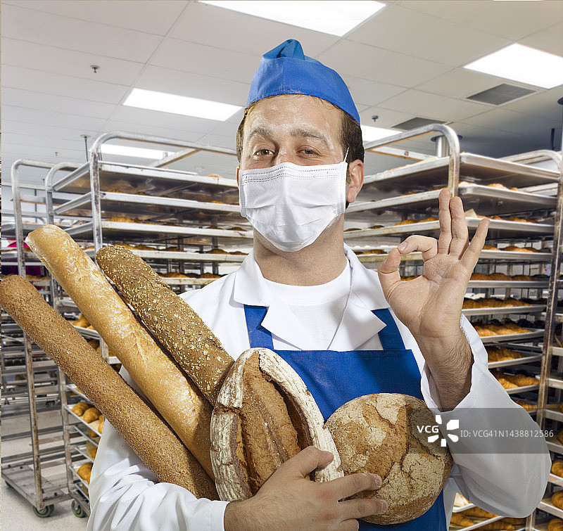戴口罩的面包师图片素材