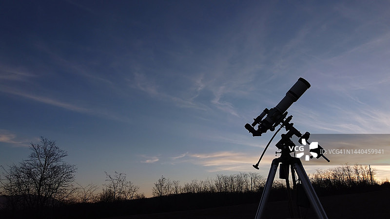 用于观察空间和天文物体的望远镜的轮廓。图片素材