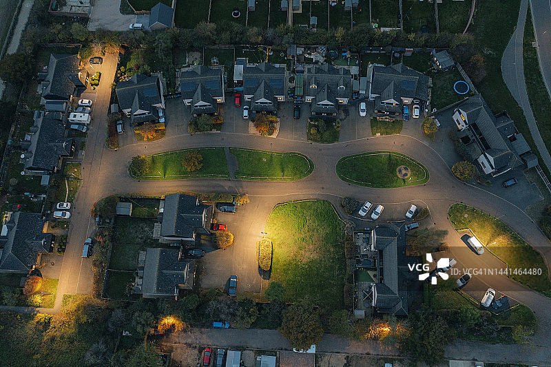 黄昏时分无人机拍摄的英国郊区房屋图片素材