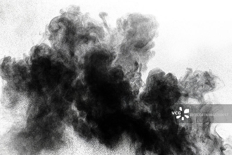 爆炸的灰尘和烟雾在白色的背景。图片素材