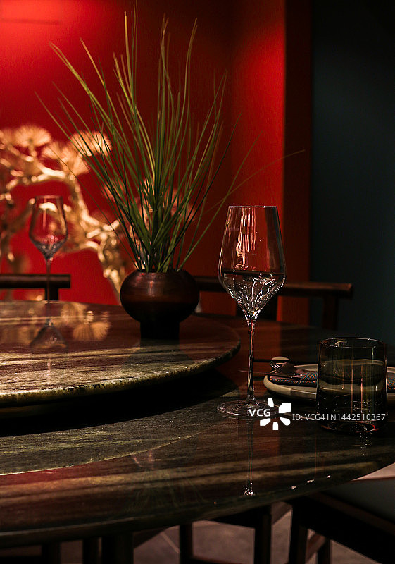 亚洲餐厅的餐桌与餐具和酒杯在黑暗的夜晚气氛图片素材