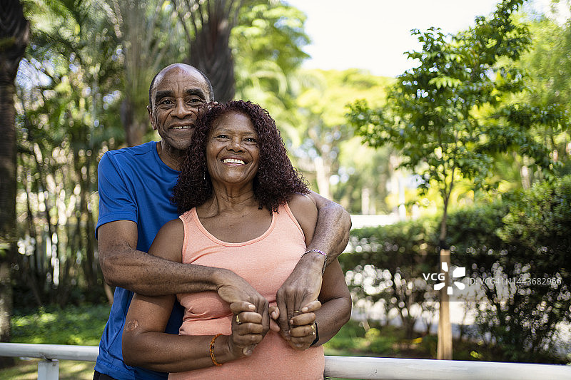 非裔美国老年夫妇在户外的肖像图片素材