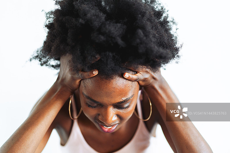 压力，抑郁，绝望。非洲裔美国妇女抱着她的头图片素材